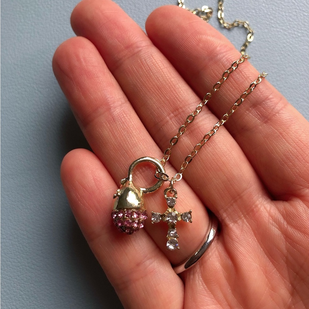 💕 Sweet and cute Pink Pine Cone and Cross Pendant necklace - Picture 4 of 7